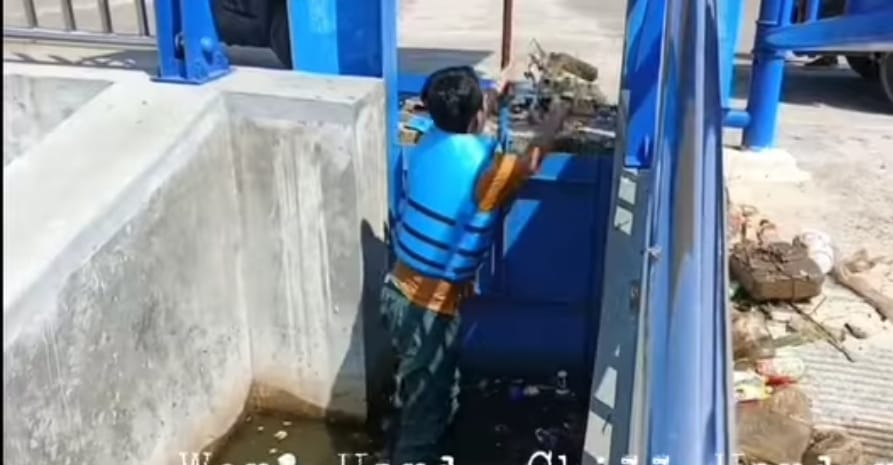 PEMELIHARAAN: Sejumlah personel DPUTR Kota Sukabumi saat membersihkan kolam retansi di Jalur Lingkar Selatan, belum lama ini.(FT: IST)