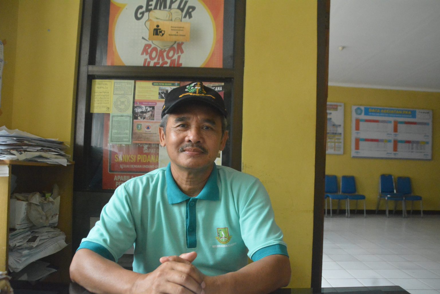 DIWAWANCARA: Lurah Cikole, Edi Sopiandi saat diwawancara di ruang kerjanya, belum lama ini. (FT: IST)