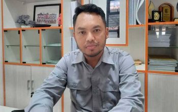 DIWAWANCARA: Kepala Bidang Pengelolaan Pendapatan Pajak Daerah Ziad Panji Nurhari saat diwawancara di ruang kerjanya, belum lama ini. (FT: DOK/RADARSUKABUMI)