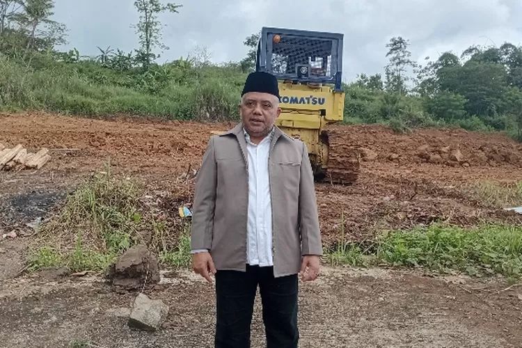 DITINJAU : Ketua BAZNAS Kabupaten Sukabumi, Dr. H. Unang Sudarma, SH., M.Si, saat meninjau pembangunan Rumah Sehat BAZNAS Bebeza yang berlokasi di samping Masjid Al-Jabbar, tepatnya di ruas Jalan Pelabuhan II, Desa Bojongkembar, Kecamatan Cikembar, Kabupaten Sukabumi, belum lama ini.