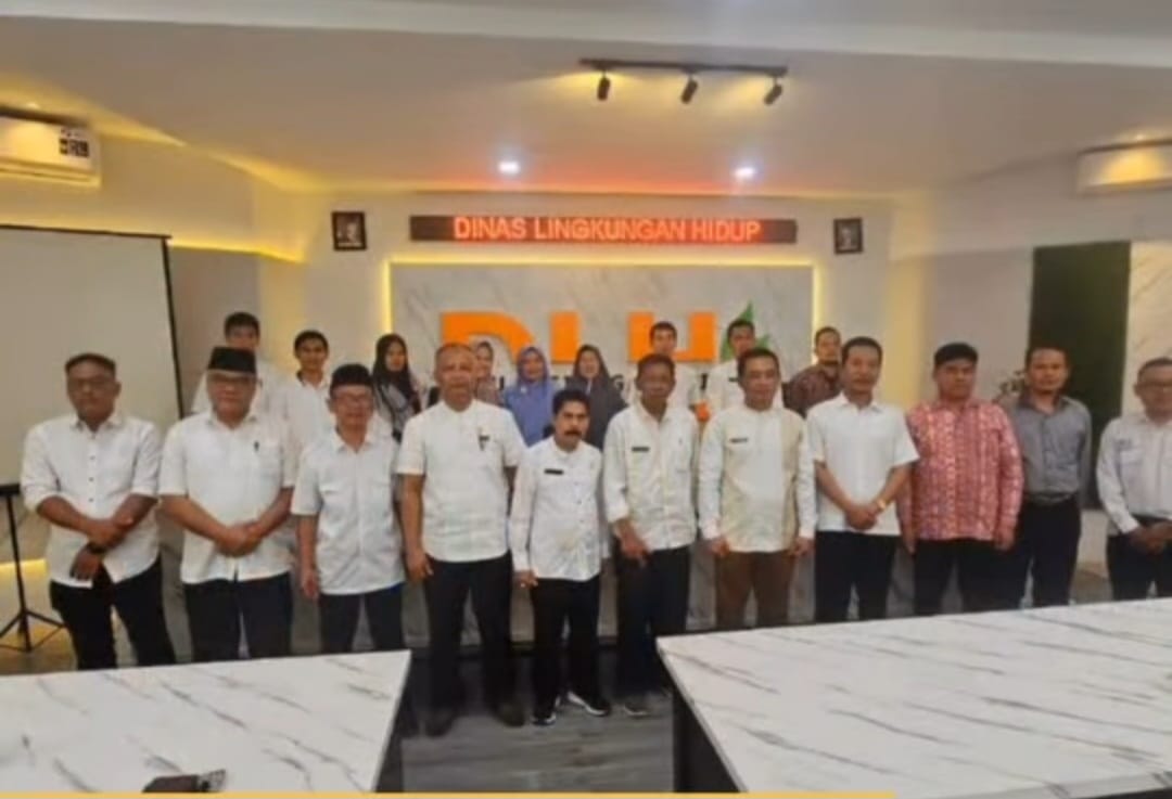 Kepala Dinas Lingkungan Hidup Prasetyo saat memimpin rapat.