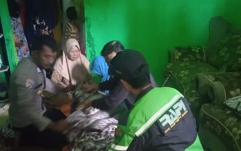 Suasana saat jasad korban dibawa ke rumah duka.