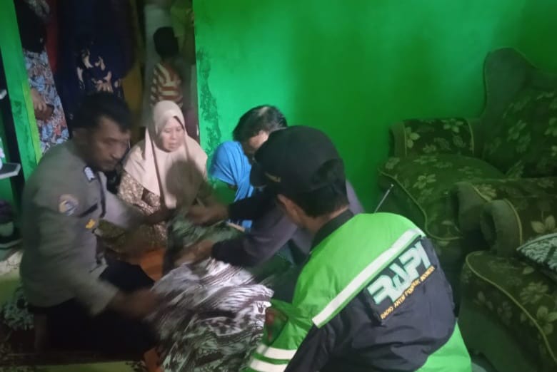 Suasana saat jasad korban dibawa ke rumah duka.