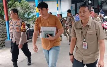 Kepala DPMPTSP Kabupaten Sukabumi Ali Iskandar saat memimpin sidak jalan raya Cibadak dan PT Daihan Global Indonesia.