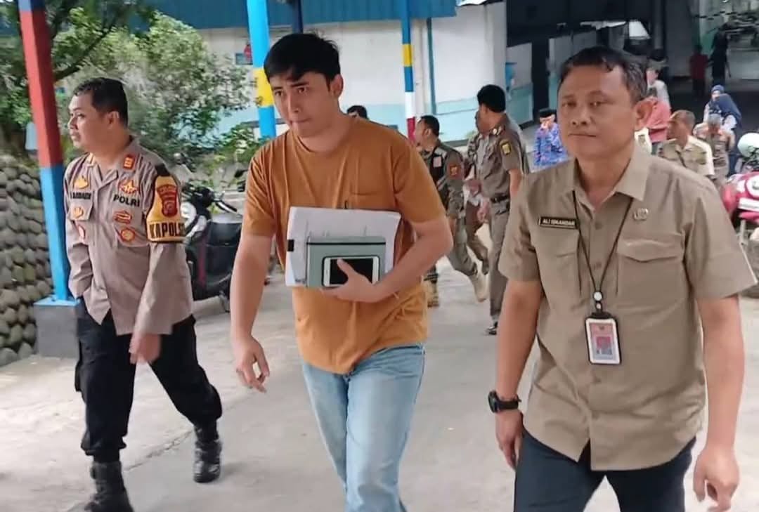 Kepala DPMPTSP Kabupaten Sukabumi Ali Iskandar saat memimpin sidak jalan raya Cibadak dan PT Daihan Global Indonesia.