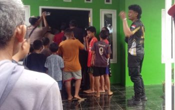 DIEVAKUASI : Petugas Kepolisian saat mengevakuasi mayat bayi yang ditemukan mengambang di aliran Sungai Cicatih, tepatnya di pintu air Babakan Waterkerah pada pada Selasa (13/05).