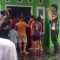 DIEVAKUASI : Petugas Kepolisian saat mengevakuasi mayat bayi yang ditemukan mengambang di aliran Sungai Cicatih, tepatnya di pintu air Babakan Waterkerah pada pada Selasa (13/05).