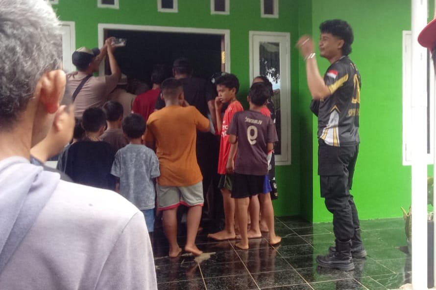 DIEVAKUASI : Petugas Kepolisian saat mengevakuasi mayat bayi yang ditemukan mengambang di aliran Sungai Cicatih, tepatnya di pintu air Babakan Waterkerah pada pada Selasa (13/05).
