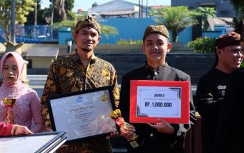 KEREN : Kepala Bidang Akademik SMP Khalifah Boarding School Sukabumi, Muhammad Irpan (batik coklat) bersama Fathur (baju pangsi) saat menerima penghargaan di kantor BBPMP Jawa Barat, Jumat (2/5/2025). FOTO : dok/radarsukabumi