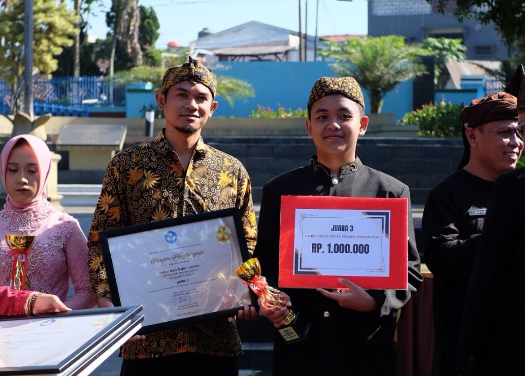 KEREN : Kepala Bidang Akademik SMP Khalifah Boarding School Sukabumi, Muhammad Irpan (batik coklat) bersama Fathur (baju pangsi) saat menerima penghargaan di kantor BBPMP Jawa Barat, Jumat (2/5/2025). FOTO : dok/radarsukabumi