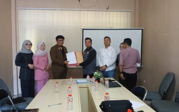 Suasana saat komisi IV DPRD Kabupaten Sukabumi yang dipimpin ketua Ferry Supriyadi didampingi Rahma Syakura Ramkar dan Hj. Zakiyah Rahmah Addawiyah bertemu ketua Saber Pungli yang juga wakapolres Sukabumi Kompol Zulkarnain.(FOTO : NANDI/ RADARSUKABUMI)