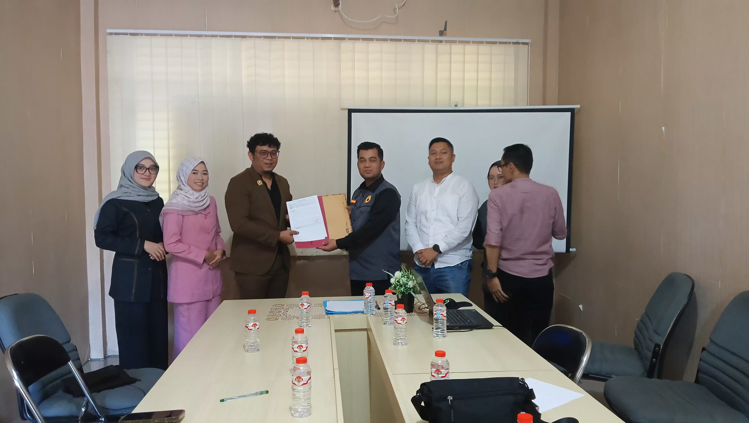 Suasana saat komisi IV DPRD Kabupaten Sukabumi yang dipimpin ketua Ferry Supriyadi didampingi Rahma Syakura Ramkar dan Hj. Zakiyah Rahmah Addawiyah bertemu ketua Saber Pungli yang juga wakapolres Sukabumi Kompol Zulkarnain.(FOTO : NANDI/ RADARSUKABUMI)