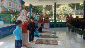 Kreatif dan Toleran, Anak TK Pembina Baros Tampilkan Puzzle Baju Daerah di Puncak P5