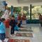 SERU: Anak-anak TK Pembina Baros menampilkan puzzle baju daerah di puncak P5. (widi/radarsukabumi)