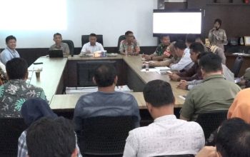 Suasana Rapat Satuan Tugas (Satgas) Percepatan Investasi dan Kemudahan Berusaha di Aula DPMPTSP Palabuhanratu, Jumat (16/5/2025).(FOTO : NANDI/ RADARSUKABUMI)