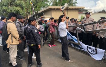 DIDEMO : Puluhan peserta saat melakukan aksi demonstrasi di pintu gerbang Kantor BPN Kabupaten Sukabumi, tepatnya di Jalan Raya Jalur Lingkar Selatan, Desa Babakan, Kecamatan Cisaat, Kabupaten Sukabumi, pada Jumat (16/05) siang.(FOTO : DENDI/RADAR SUKABUMI)