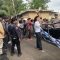 DIDEMO : Puluhan peserta saat melakukan aksi demonstrasi di pintu gerbang Kantor BPN Kabupaten Sukabumi, tepatnya di Jalan Raya Jalur Lingkar Selatan, Desa Babakan, Kecamatan Cisaat, Kabupaten Sukabumi, pada Jumat (16/05) siang.(FOTO : DENDI/RADAR SUKABUMI)