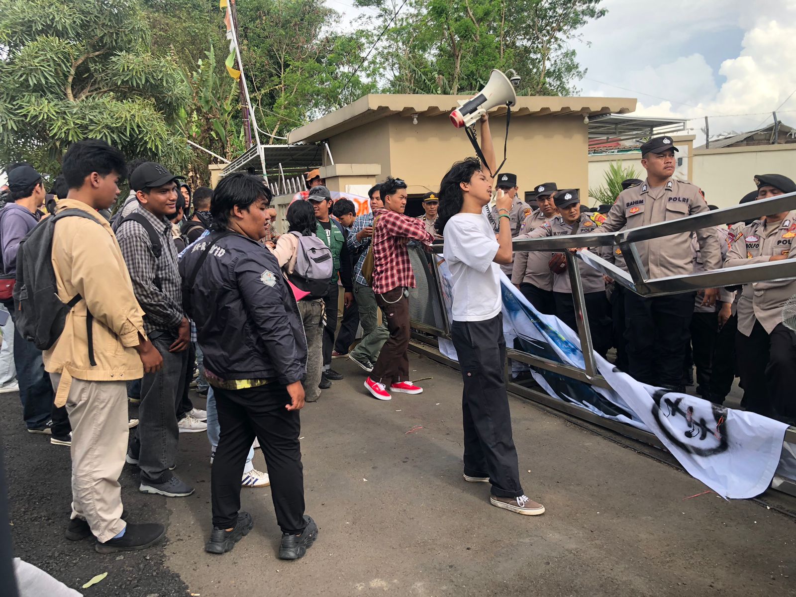 DIDEMO : Puluhan peserta saat melakukan aksi demonstrasi di pintu gerbang Kantor BPN Kabupaten Sukabumi, tepatnya di Jalan Raya Jalur Lingkar Selatan, Desa Babakan, Kecamatan Cisaat, Kabupaten Sukabumi, pada Jumat (16/05) siang.(FOTO : DENDI/RADAR SUKABUMI)