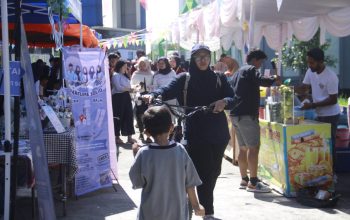 RAMAI: Sejumlah pengunjung saat membeli produk UMKM di Kampus IPB Sukabumi, Minggu (18/5/2025). (Widi/Radar Sukabumi)