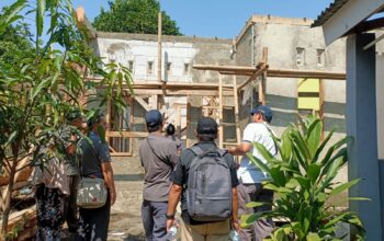 PEMANTAUAN: Petugas DPUTR Kota Sukabumi saat melakukan pemantauan Rutilahu di wilayah kerjanya, belum lama ini. (FT: IST)