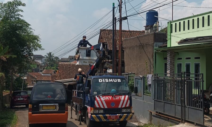 PERBAIKAN PJU: Sejumlah petugas Dishub Kota Sukabumi saat melakukan perbaikan PJU rusak di wilayah kerjanya, belum lama ini.(FT: IST)