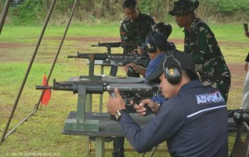 KOMPAK : AAI ON dan LBH SON saat foto bersama dengan Yon Armed 13/Nanggala, usai latihan menembak.