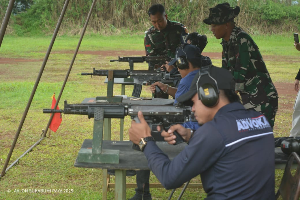 KOMPAK : AAI ON dan LBH SON saat foto bersama dengan Yon Armed 13/Nanggala, usai latihan menembak.