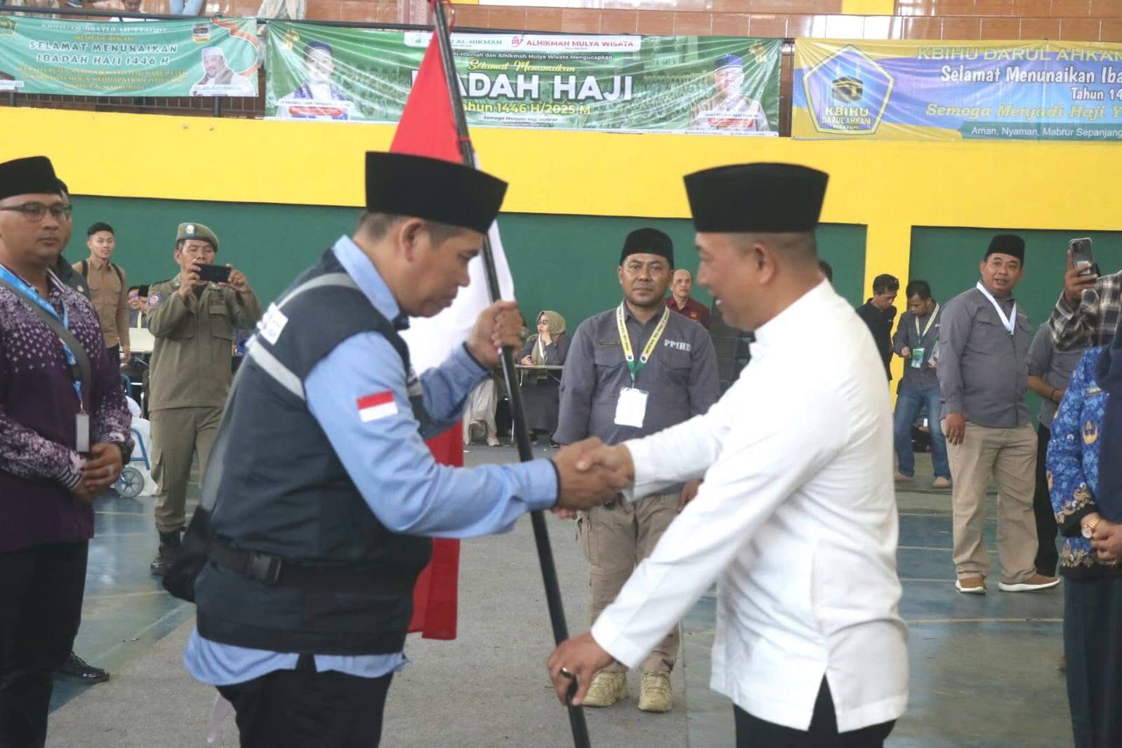 PELEPASAN : Wakil Bupati Sukabumi, Andreas, saat melepas keberangkatan 442 calon jemaah haji Kloter 39 di Pusbangdai, Desa Sukamulya, Kecamatan Cikembar, Kabupaten Sukabumi pada Senin (19/05).(FOTO : UNTUK RADAR SUKABUMI)