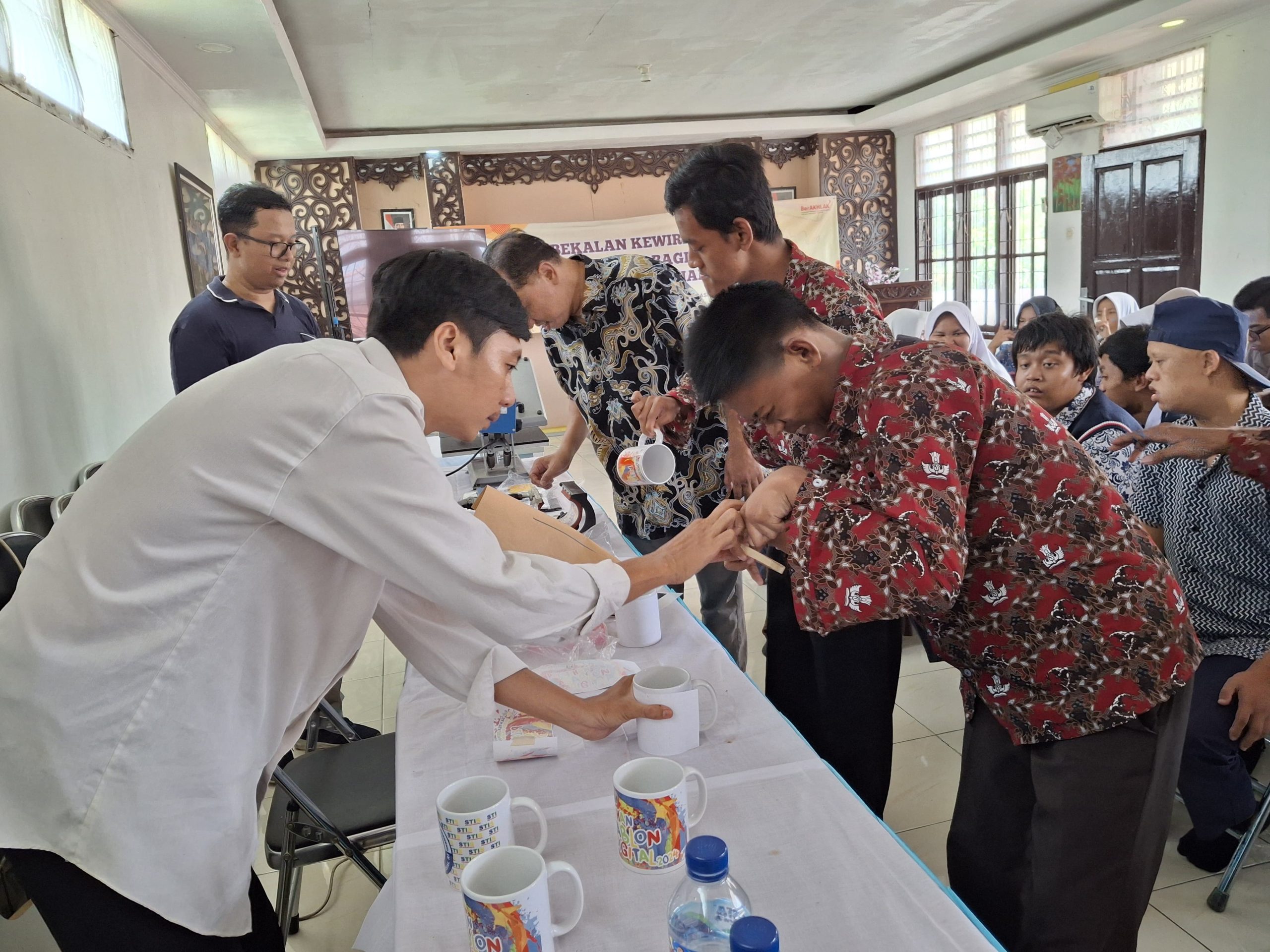 Sejumlah anak difabel dari SLB Mutiara Bahari Mandiri, Palabuhanratu, saat mengikuti pelatihan keterampilan dari Disnakertrans Kabupaten Sukabumi.