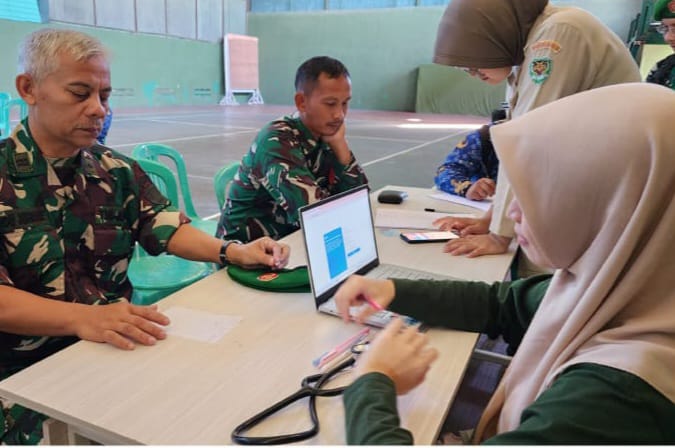 CEK KESEHATAN: Personel Dinkes Kota Sukabumi saat melakukan pemeriksaan medis di lingkungan Kodim 0607/Kota Sukabumi, Senin (19/5). (FT: IST)