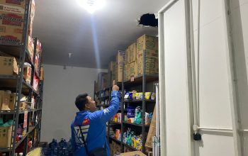 OLAH TKP : Petugas Kepolisian saat tengah melakukan olah TKP pembobolan minimarket di Desa Sasagaran, Kecamatan Kebonpedes, Kabupaten Sukabumi, dibobol maling pada Senin (19/05).(FOTO : UNTUK RADAR SUKABUMI)