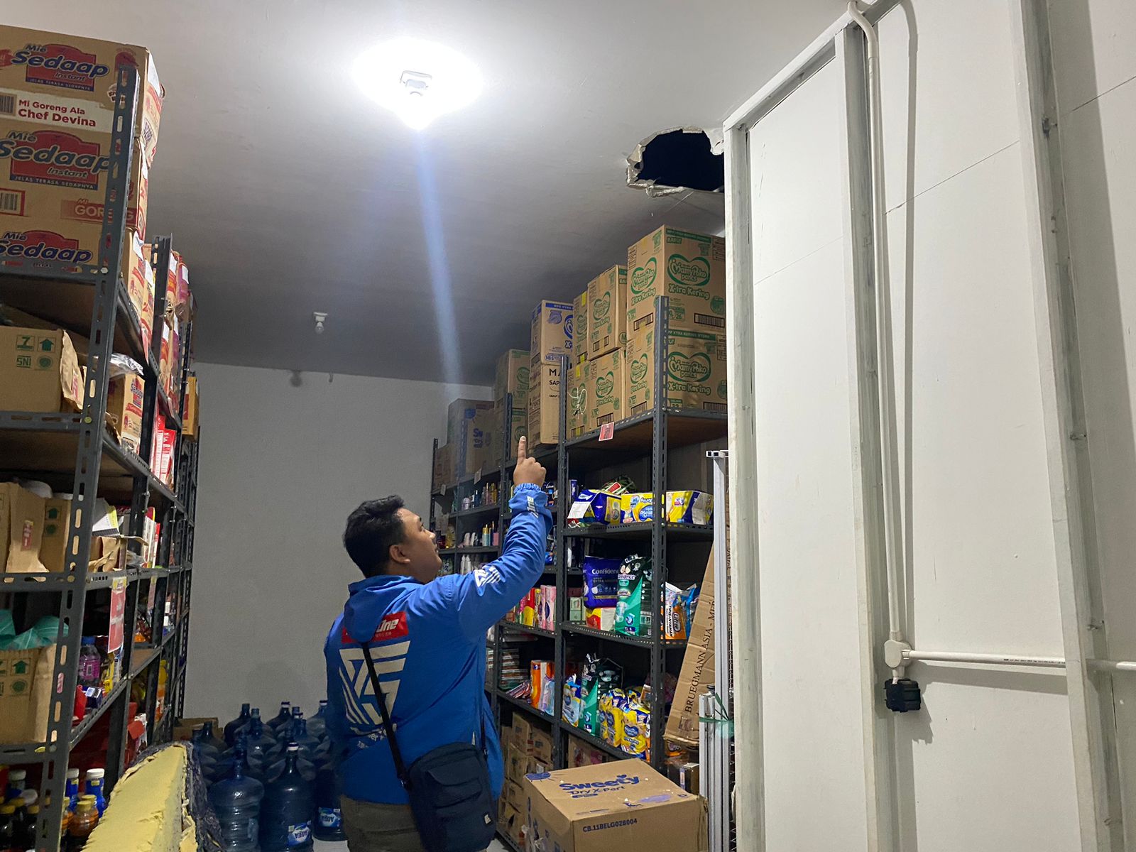 OLAH TKP : Petugas Kepolisian saat tengah melakukan olah TKP pembobolan minimarket di Desa Sasagaran, Kecamatan Kebonpedes, Kabupaten Sukabumi, dibobol maling pada Senin (19/05).(FOTO : UNTUK RADAR SUKABUMI)