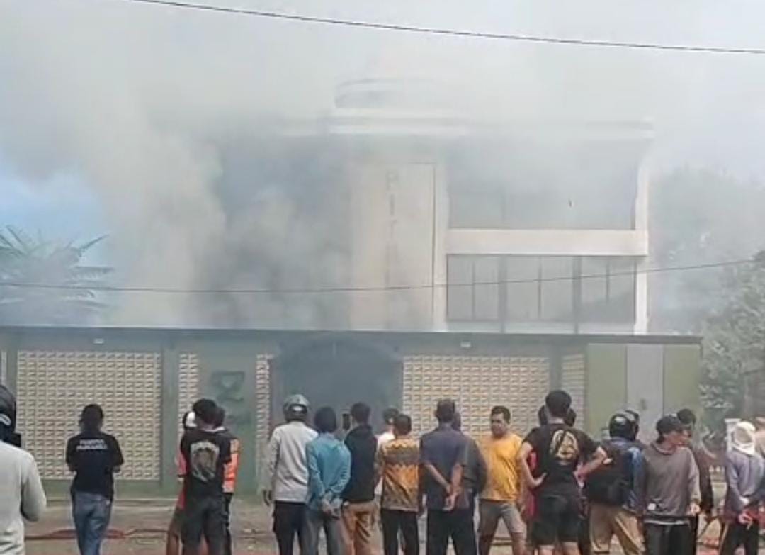 Suasana saat bangunan sebuah cafe resto yang terletak di pinggir jalan raya Kampung Sukarata, RT 06 RW 09, Surade, Kabupaten Sukabumi terbakar.(FOTO : NANDI/ RADARSUKABUMI)