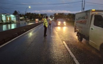 OLAH TKP : Petugas Kepolisian saat olah TKP laka lantas di Jalan Raya Lingkar Selatan, tepatnya di dekat kantor Interior Al-Farizki, RT 02/RW 01, Desa Babakan, Kecamatan Cisaat, Kabupaten Sukabumi pada Senin (19/05).(FOTO : UNTUK RADAR SUKABUMI)