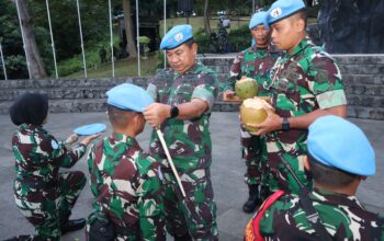 Mayjen TNI Taufik Budi Santoso melaksanakan pembaretan (baret PBB) kepada peserta pratugas sebagai tanda kesiapan anggota TNI Indonesia diberangkatkan sebagai pasukan Perdamaian.