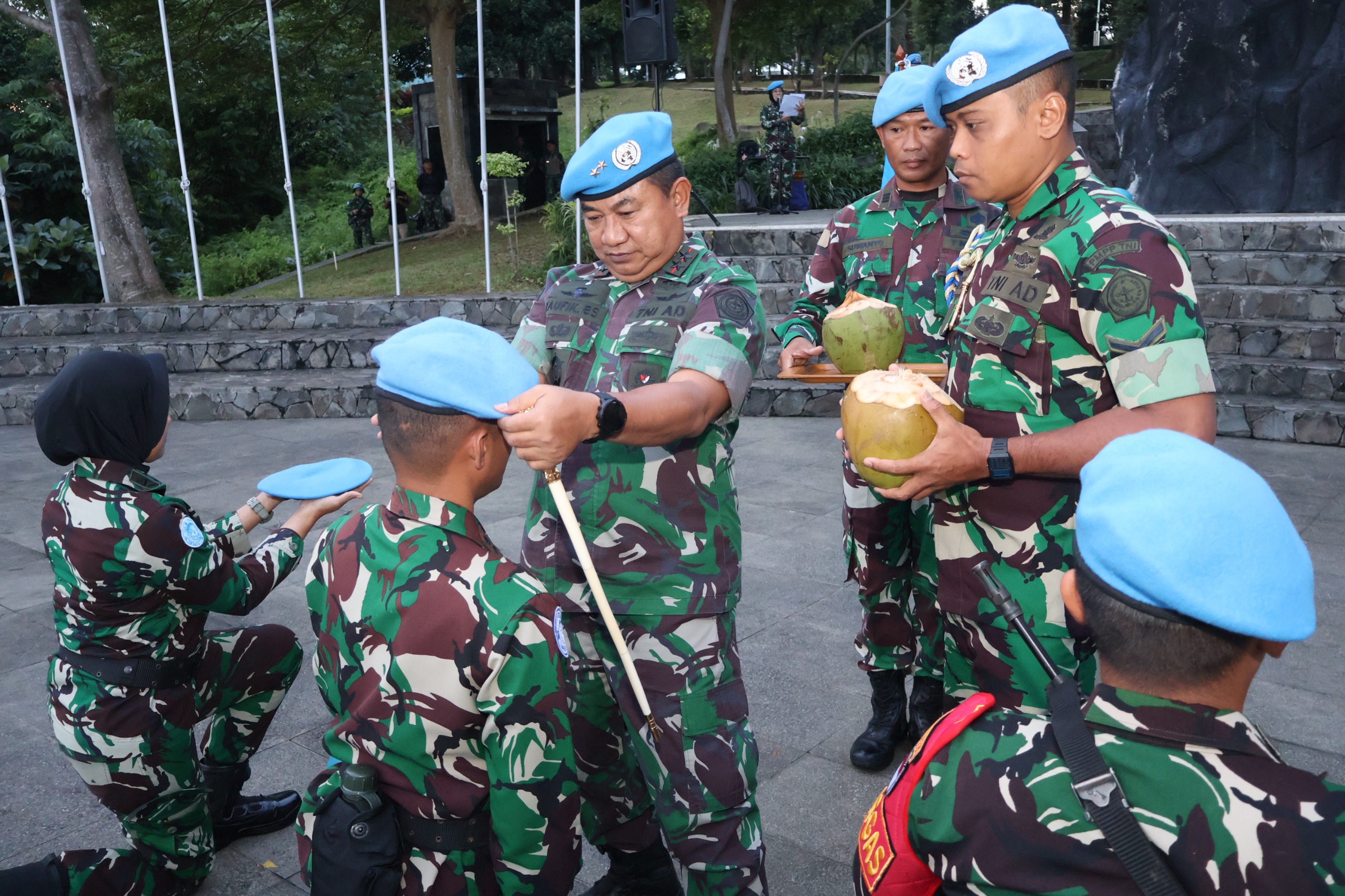 Mayjen TNI Taufik Budi Santoso melaksanakan pembaretan (baret PBB) kepada peserta pratugas sebagai tanda kesiapan anggota TNI Indonesia diberangkatkan sebagai pasukan Perdamaian.