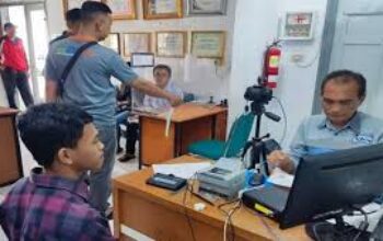 PELAYANAN: Disdukcapil Kota Sukabumi, saat memberikan pelayanan kepada masyarakat, belum lama ini.(FT: IST)