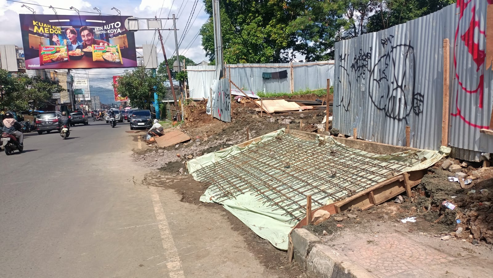 LENGGANG: Kondisi pembangunan Gerai Mie Gacoan di Jalan Otto Iskandardinata, Kelurahan Kebonjati, Kecamatan Cikole, belum lama ini.(FT: IST)