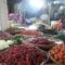 BERJUALAN: Sejumlah pedagang saat melakukan jualan di pasar tradisional Kota Sukabumi, Rabu (21/5).
