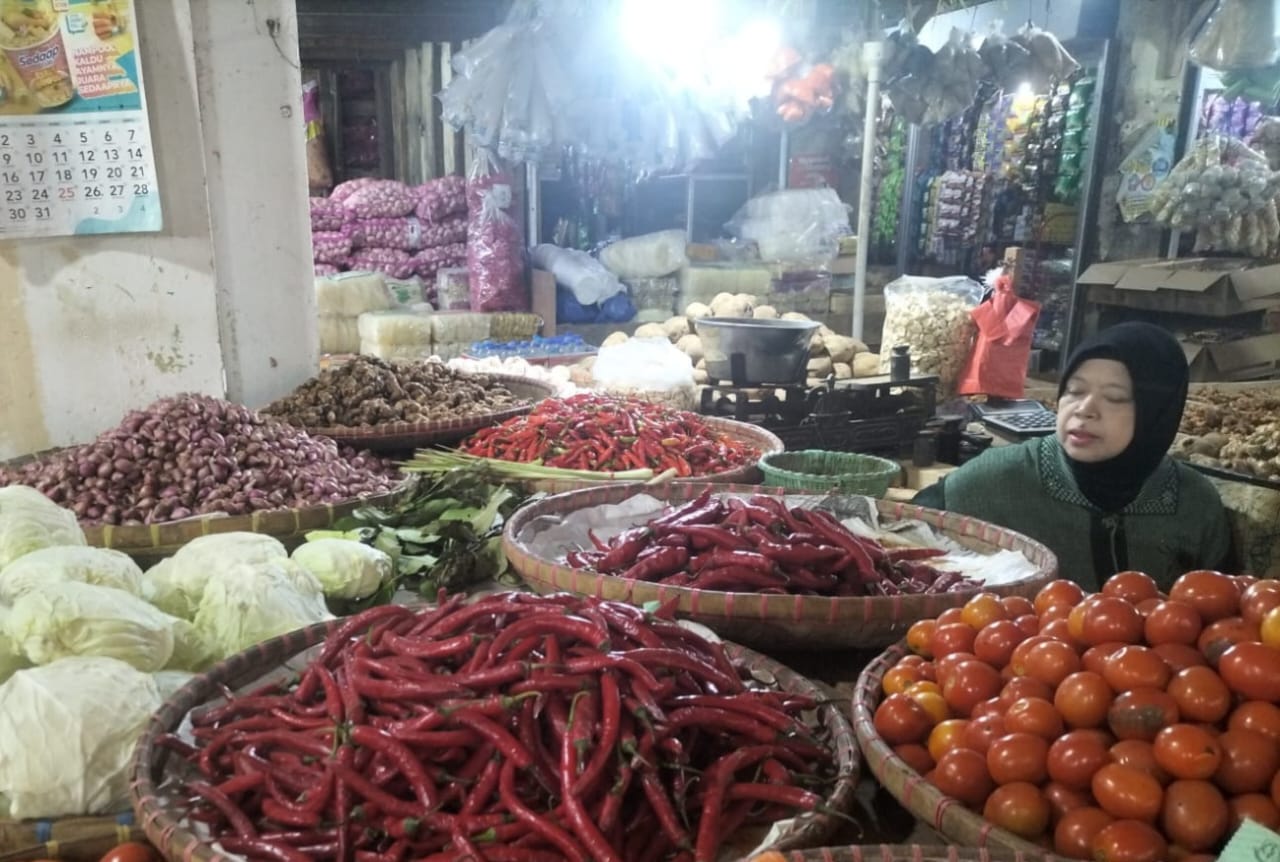 BERJUALAN: Sejumlah pedagang saat melakukan jualan di pasar tradisional Kota Sukabumi, Rabu (21/5).