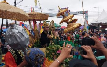 Suasana saat ribuan masyarakat menyaksikan karnaval budaya syukuran hari nelayan ke 65 Palabuhanratu tahun 2025.(FOTO : NANDI/ RADARSUKABUMI)