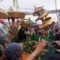 Suasana saat ribuan masyarakat menyaksikan karnaval budaya syukuran hari nelayan ke 65 Palabuhanratu tahun 2025.(FOTO : NANDI/ RADARSUKABUMI)