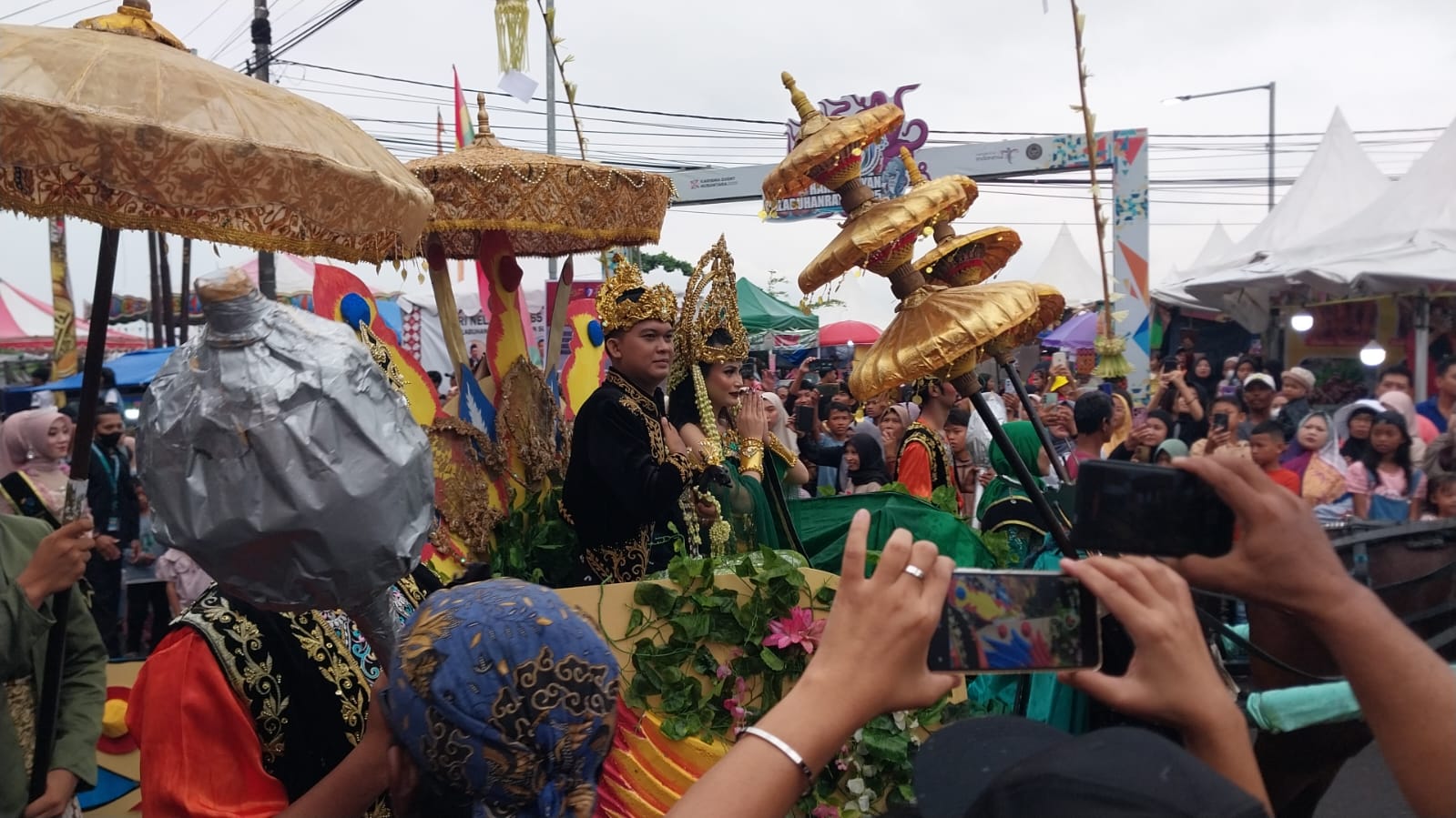 Suasana saat ribuan masyarakat menyaksikan karnaval budaya syukuran hari nelayan ke 65 Palabuhanratu tahun 2025.(FOTO : NANDI/ RADARSUKABUMI)