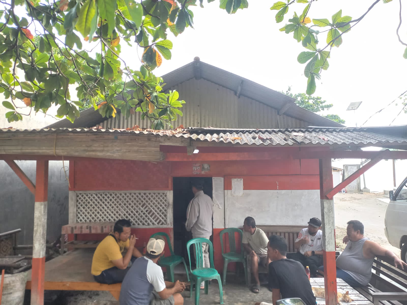 Suasana saat jajaran kepolisian dan tim jajaran forkompimcam Ciracap melakukan himbauan kepada para nelayan pasca kisruh.(FOTO : NANDI/ RADARSUKABUMI)