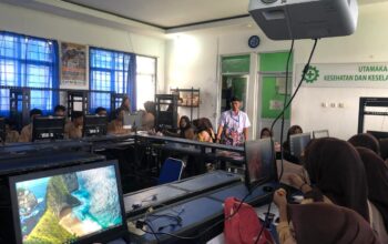 DIBOBOL MALING : Salah seorang guru saat memperlihatkan ruangan praktek TKJ SMKN 1 Pertanian Sukaraja, pada Kamis (22/05).(FOTO : DENDI/RADAR SUKABUMI)