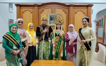 Kepala dinas perikanan kabupaten Sukabumi Nunung Nurhayati (Pakaian Merah Muda) saat berfoto bareng putri nelayan.(FOTO : NANDI/ RADARSUKABUMI)