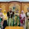 Kepala dinas perikanan kabupaten Sukabumi Nunung Nurhayati (Pakaian Merah Muda) saat berfoto bareng putri nelayan.(FOTO : NANDI/ RADARSUKABUMI)