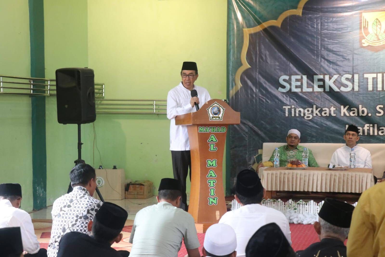 SAMBUTAN : Sekda Kabupaten Sukabumi, Ade Suryaman, saat memberikan sambutan pada kegiatan STQ dan Rekrutmen Potensi Tilawah Al-Quran di Ponpes Darul Huffah Al Matin Sukaraja, Kecamatan Sukaraja, Kabupaten Sukabumi pada Kamis (22/05).(FOTO : UNTUK RADAR SUKABUMI)