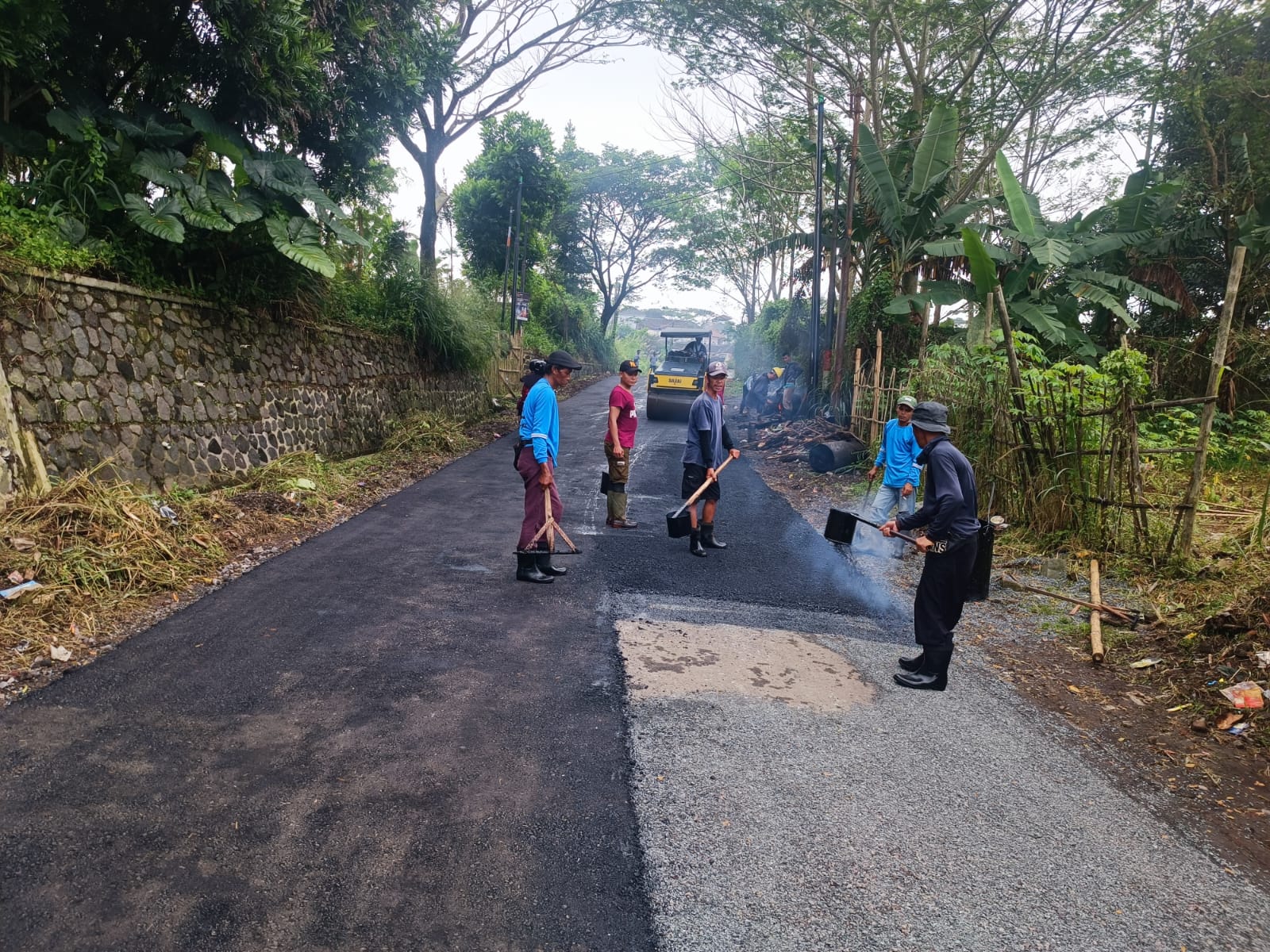 PERBAIKAN: Sejumlah personel DPUTR Kota Sukabumi saat memperbaiki ruas jalan di wilayah kerjanya, belum lama ini. 