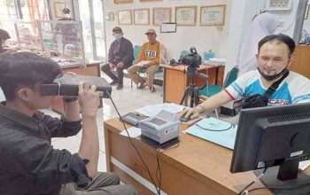 PELAYANAN: Disdukcapil Kota Sukabumi saat memberikan pelayanan kepada masyarakat, belum lama ini. 